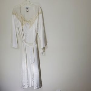NWT Ivy & Annabelle White Gown and Matching Robe, Size Medium